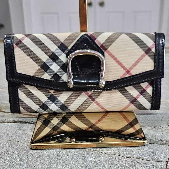 Burberry Haymarket Wallet Excellent Condition - Picture 15 of 16